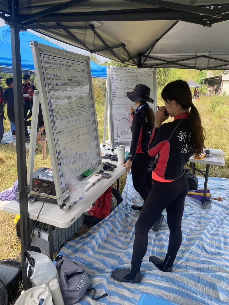 新竹县政府消防局办理潜水密集训练,期让学员了解水域相关潜水技能。(新竹县消防局提供) 新竹县政府消防局办理潜水密集训练,期让学员了解水域相关潜水技能。(新竹县消防局提供)