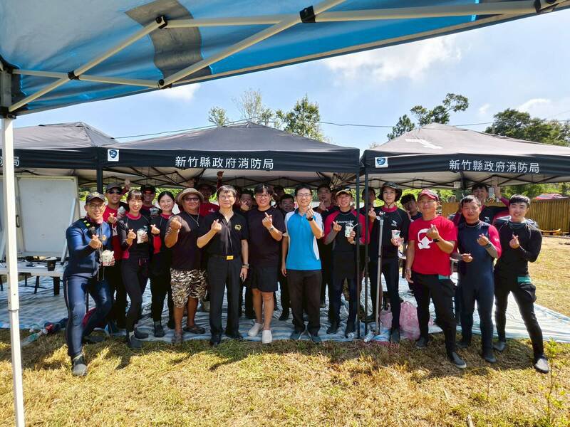 新竹县政府消防局办理潜水密集训练,18名学员取得结训证书。(新竹县消防局提供) 新竹县政府消防局办理潜水密集训练,18名学员取得结训证书。(新竹县消防局提供)