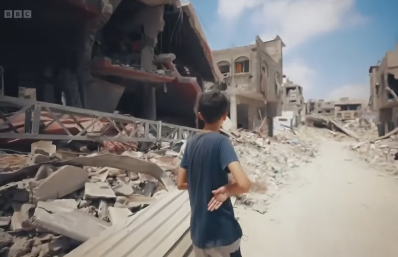 BBC纪录片「加萨:如何在战区生存」(Gaza: How To Survive A War Zone),以哈玛斯官员13岁儿子为主人翁,以他的视角战火下的加萨。(撷取自YouTube影片) BBC纪录片「加萨:如何在战区生存」(Gaza: How To Survive A War Zone),以哈玛斯官员13岁儿子为主人翁,以他的视角战火下的加萨。(撷取自YouTube影片)