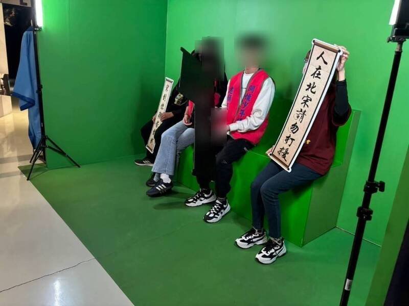蓝蓝(中)参加高市少辅会团辅活动,担任青年志工。(高市少年队提供) 蓝蓝(中)参加高市少辅会团辅活动,担任青年志工。(高市少年队提供)