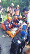 疑路面落差暴冲 7旬茶农驾小货车翻落新北坪林山谷获救