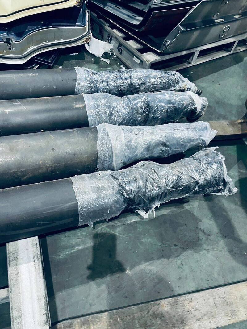 基隆关查验比利时进口的汽车零件「汽车传动轴」时,发现传动轴内填放大量毒品,合计夹藏598.59公斤高纯度K他命毒品。(记者林嘉东翻摄) 基隆关查验比利时进口的汽车零件「汽车传动轴」时,发现传动轴内填放大量毒品,合计夹藏598.59公斤高纯度K他命毒品。(记者林嘉东翻摄)