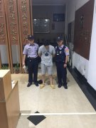 警扮清洁工挖水沟 就为了找这玩意儿