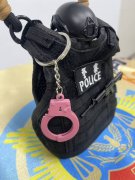 跟上BLACK-PINK粉红旋风 高雄小港警分局推创意杯套宣导防诈