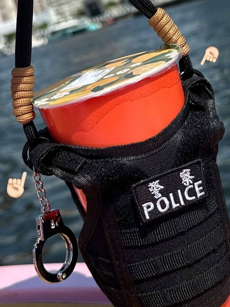 小港分局设计警用防弹背心造型小杯套,吸引民众互动反诈。(小港分局提供) 小港分局设计警用防弹背心造型小杯套,吸引民众互动反诈。(小港分局提供)