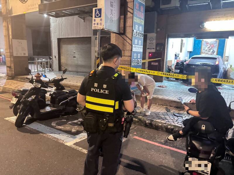 王男试车冲进珠宝店。(记者郑景议翻摄) 王男试车冲进珠宝店。(记者郑景议翻摄)