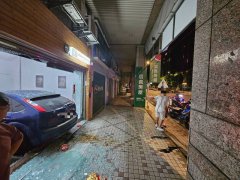 试车试出大事 中和轿车凌晨暴冲撞进珠宝店
