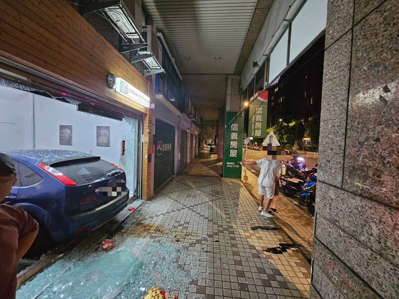 王男试车冲进珠宝店。(记者郑景议翻摄) 王男试车冲进珠宝店。(记者郑景议翻摄)