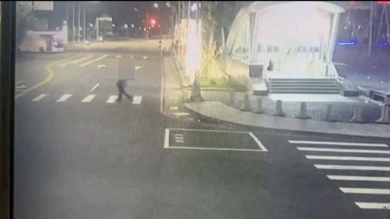 高雄一名女高中生在大东捷运站口被喷不明液体。(读者提供) 高雄一名女高中生在大东捷运站口被喷不明液体。(读者提供)