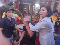 碰！信徒点起马炮遭炸头部血流如注 张丽善急帮止血
