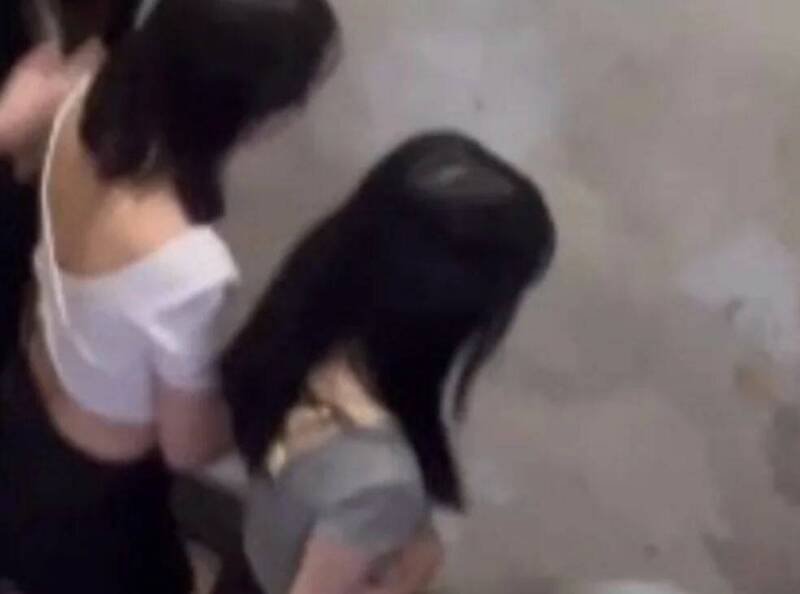 涉嫌人对蹲在墙角的被害人怒骂脚踹。(记者刘庆侯翻摄自Threads) 涉嫌人对蹲在墙角的被害人怒骂脚踹。(记者刘庆侯翻摄自Threads)