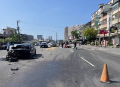 高雄仁武轿车自撞桥墩波及机车 4人受伤送医