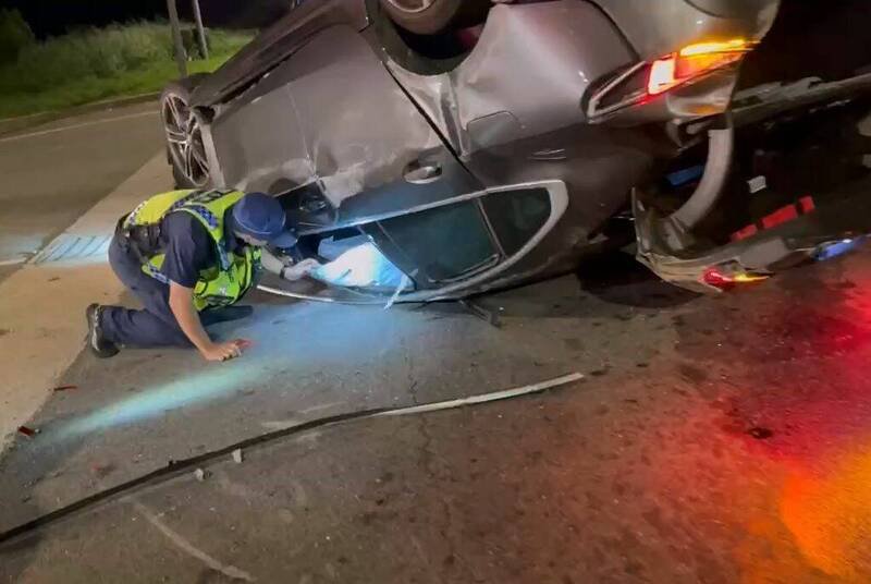 金门环岛北路二段发生死亡车祸,警方前往现场搜证。(读者提供) 金门环岛北路二段发生死亡车祸,警方前往现场搜证。(读者提供)