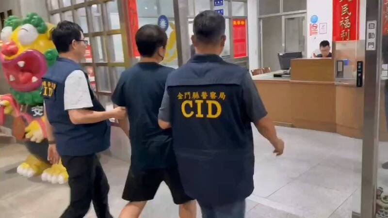金门环岛北路二段发生死亡车祸,警方将涉嫌肇逃的张男缉捕归案。(金湖分局提供) 金门环岛北路二段发生死亡车祸,警方将涉嫌肇逃的张男缉捕归案。(金湖分局提供)