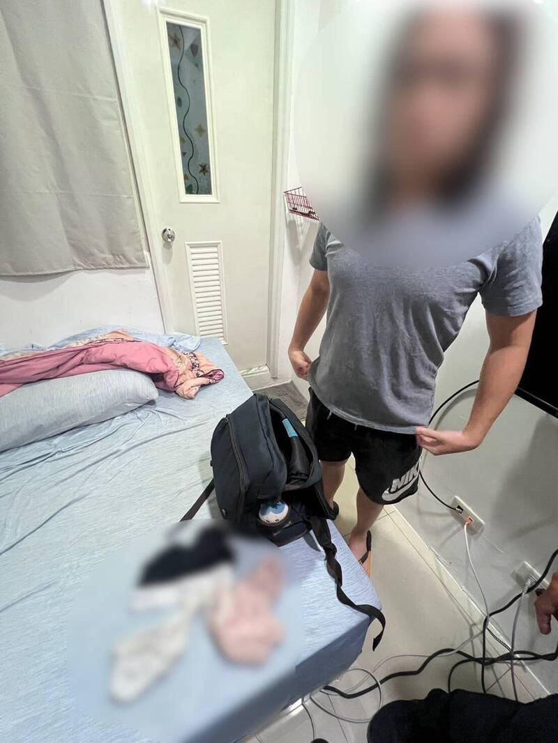 女大生内衣裤频失窃,警方锁定与被害人同层承租的刘姓男租客,立即前往其住所查证。(记者郑景议翻摄) 女大生内衣裤频失窃,警方锁定与被害人同层承租的刘姓男租客,立即前往其住所查证。(记者郑景议翻摄)