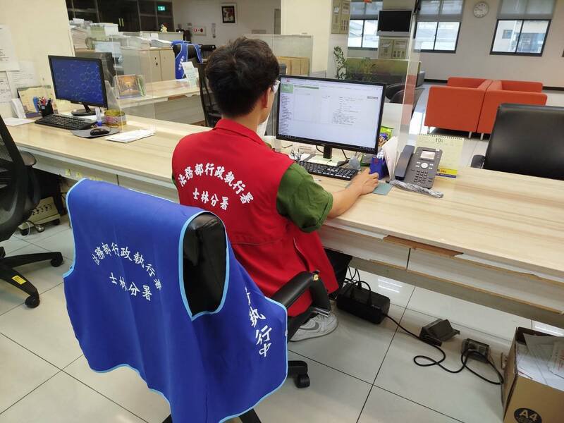 法务部行政执行署士林分署强制执行黄姓欠缴16万余元罚锾案发现,黄的帐户解除警示帐户后,第一时间扣押黄男16万元存款,展现依法执行的决心。(记者林嘉东翻摄) 法务部行政执行署士林分署强制执行黄姓欠缴16万余元罚锾案发现,黄的帐户解除警示帐户后,第一时间扣押黄男16万元存款,展现依法执行的决心。(记者林嘉东翻摄)