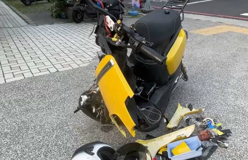 吕姓少年骑乘的微型电动二轮车遭猛撞「对折」。(记者王善嬿翻摄) 吕姓少年骑乘的微型电动二轮车遭猛撞「对折」。(记者王善嬿翻摄)