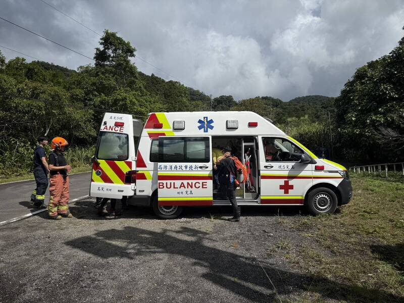 6男1女共7名登山客遭蜂螫送医。(记者徐圣伦翻摄) 6男1女共7名登山客遭蜂螫送医。(记者徐圣伦翻摄)