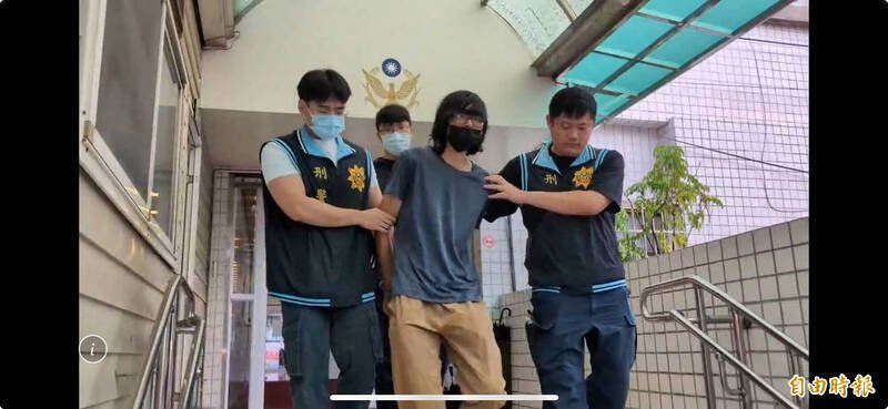 新北市新庄今年7月初发生人伦悲剧,29岁陈姓男子将去世父亲尸体装进行李箱,随意丢弃在大排,警方整整调阅一整个月的监视器,才将弃尸的陈男逮捕。(资料照) 新北市新庄今年7月初发生人伦悲剧,29岁陈姓男子将去世父亲尸体装进行李箱,随意丢弃在大排,警方整整调阅一整个月的监视器,才将弃尸的陈男逮捕。(资料照)