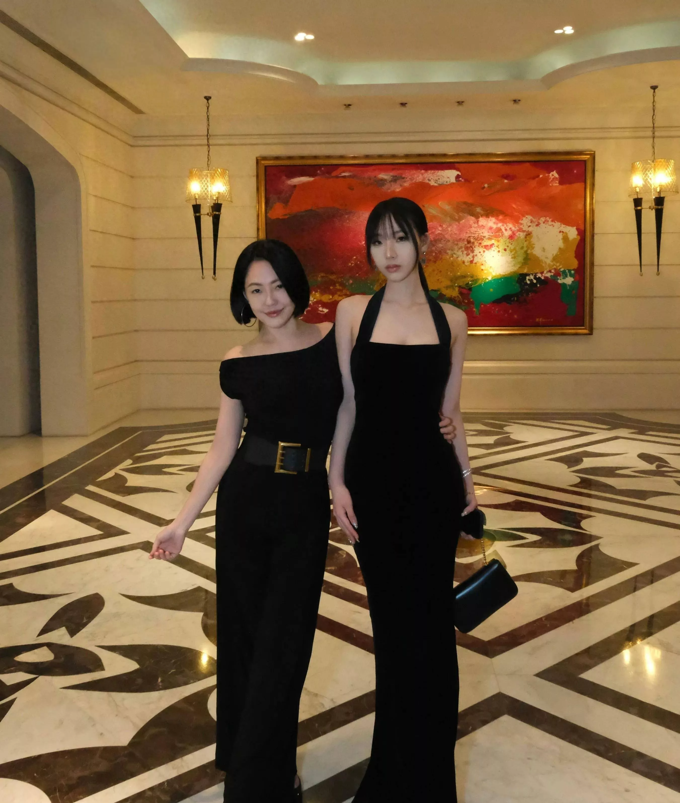 小S母女二人同穿黑色吊带裙，庆祝高中毕业