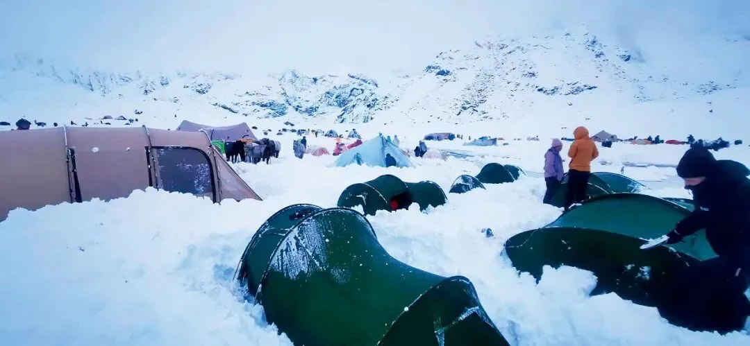 10月5日早晨,珠峰东坡营地暴雪后帐篷被埋。图/受访者提供