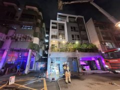 高雄三民区透天恶火 18辆消防车出动打火