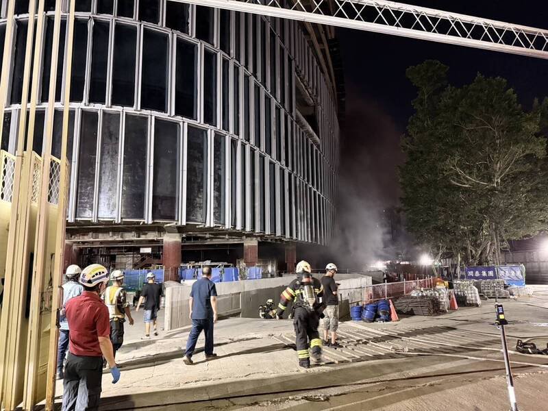 台北市松山区富锦街一处兴建中的集合住宅工地,今晚惊传火警。(记者郑景议翻摄) 台北市松山区富锦街一处兴建中的集合住宅工地,今晚惊传火警。(记者郑景议翻摄)