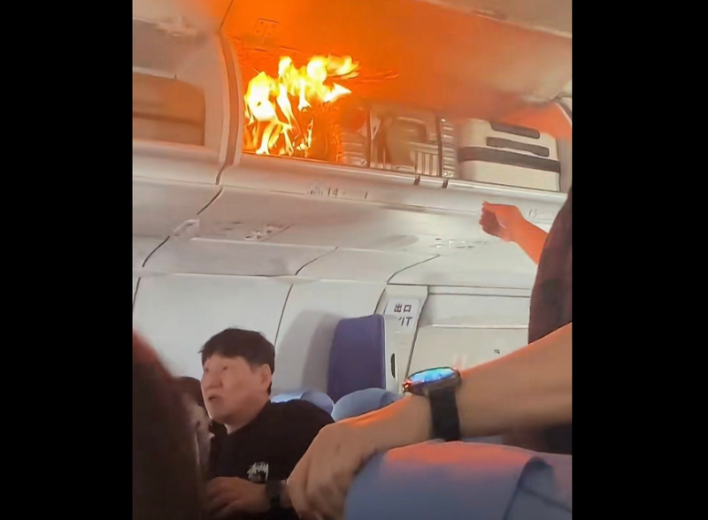 中国国际航空CA139航班,于飞行途中发生行李置物柜起火事件,班机紧急转降上海浦东机场。(图撷自微博) 中国国际航空CA139航班,于飞行途中发生行李置物柜起火事件,班机紧急转降上海浦东机场。(图撷自微博)