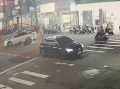 画面曝！轿车鬼切回转骑士卷车底  台中「抬车超人」英勇救人暖爆