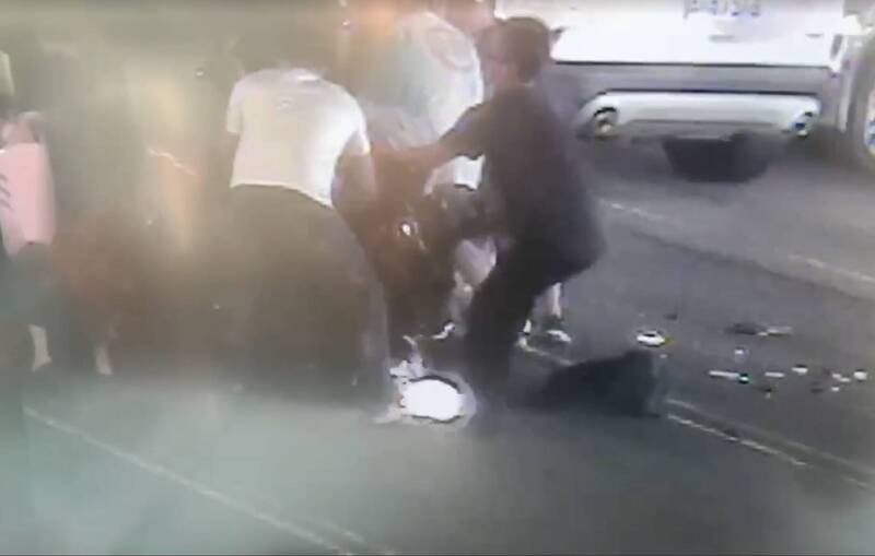 民众看到机车骑士卷入车底,赶紧上前抬车救人。(记者蔡淑媛翻摄) 民众看到机车骑士卷入车底,赶紧上前抬车救人。(记者蔡淑媛翻摄)
