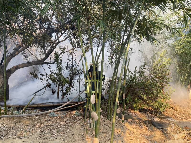 芦竹区长兴路一处农地火警,消防队员事后在火场发现遭严重烧烫伤的老农。(消防局提供) 芦竹区长兴路一处农地火警,消防队员事后在火场发现遭严重烧烫伤的老农。(消防局提供)