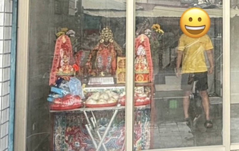 高雄16岁少年离家2天,见警时躲神像后方仍被寻获。(民众提供) 高雄16岁少年离家2天,见警时躲神像后方仍被寻获。(民众提供)
