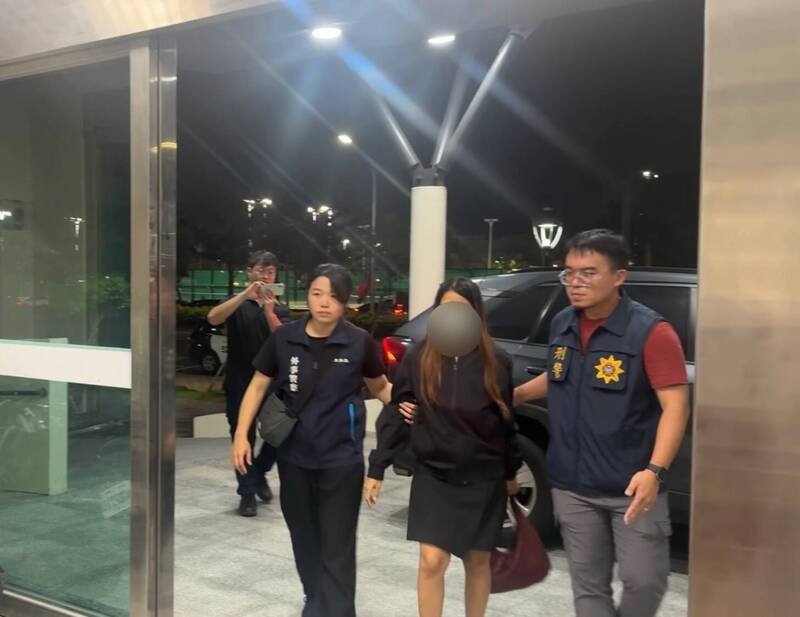 嘉义县警方将涉嫌弃尸的女移工(中)拘提到案。(警方提供) 嘉义县警方将涉嫌弃尸的女移工(中)拘提到案。(警方提供)