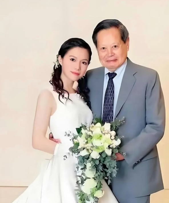 诺贝尔物理学奖得主杨振宁辞世,其2004年82岁时和28岁的翁帆结婚,引发外界议论。(图撷自微博) 诺贝尔物理学奖得主杨振宁辞世,其2004年82岁时和28岁的翁帆结婚,引发外界议论。(图撷自微博)