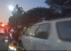惊险！车门自动上锁独留2岁童 警民合力及时救援