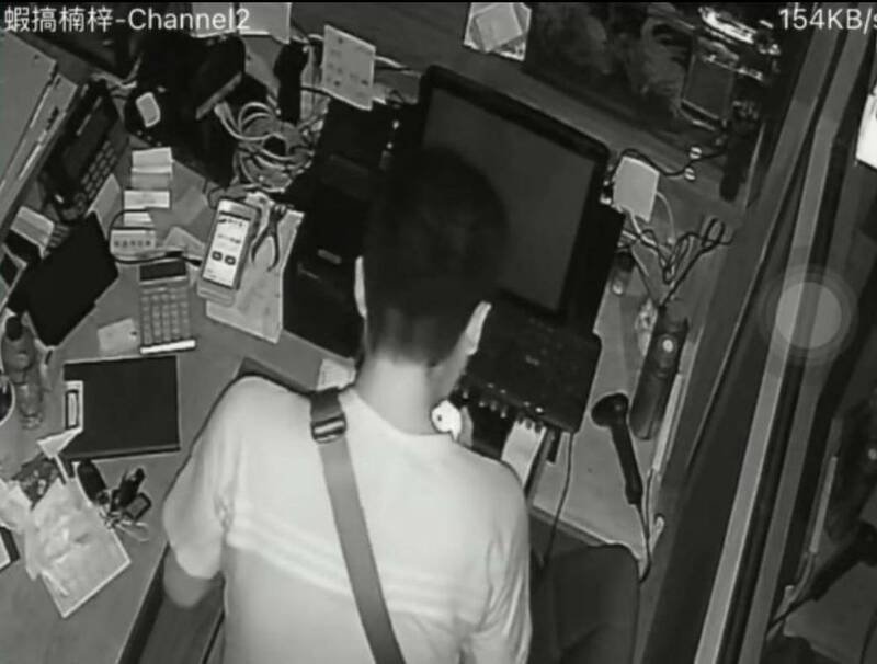 离职店长监守自盗,店家监视器全都录。(撷取自Threads ray_0710) 离职店长监守自盗,店家监视器全都录。(撷取自Threads ray_0710)