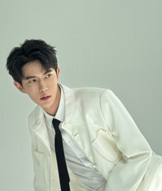 中国北京突然提前于10月降雪，让中国网友悲喊是老天爷在感叹于朦胧之死。（图撷自微博）