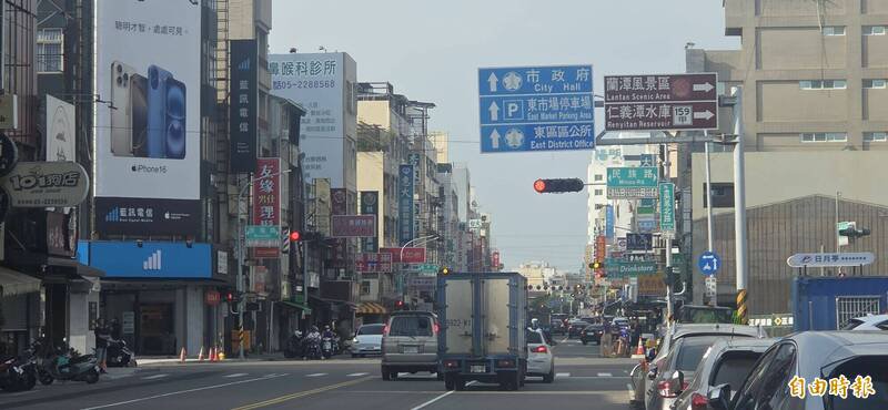 嘉市民族路与吴凤北路口被列入连续发生行人交通事故,且尚未设置科技执法自动侦测系统路口。(记者丁伟杰摄) 嘉市民族路与吴凤北路口被列入连续发生行人交通事故,且尚未设置科技执法自动侦测系统路口。(记者丁伟杰摄)
