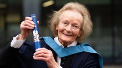 70年后圆梦 英国90岁曾祖母大学毕业