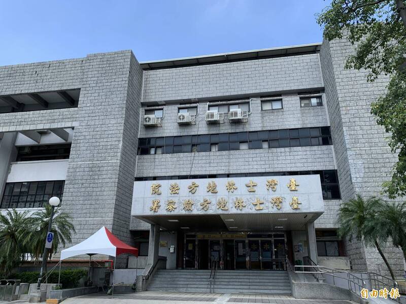 士林地院审理后,认为替代役男触犯引诱使少年自行拍摄性影像罪,判处有期徒刑1年9月,缓刑5年,并支付公库6万元。(记者吴升儒摄) 士林地院审理后,认为替代役男触犯引诱使少年自行拍摄性影像罪,判处有期徒刑1年9月,缓刑5年,并支付公库6万元。(记者吴升儒摄)