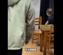 恶！中国千万粉网红用餐 惊见老板用手搓脚、在蹲厕旁洗碗