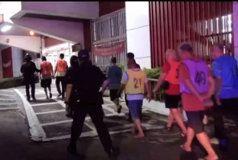 七股区1处鱼塭经常有可疑人车出入，佳里警分局昨日凌晨夜袭攻坚查获职业赌场，逮吴姓主嫌与赌客共39人。（记者王涵平翻摄）