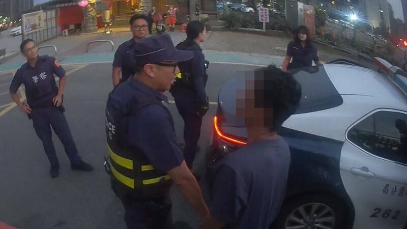 武男拒检狂奔1公里躲工地草丛，警网团团包围心战喊话，武男自知逃不了乖乖就范。（记者郑淑婷翻摄）