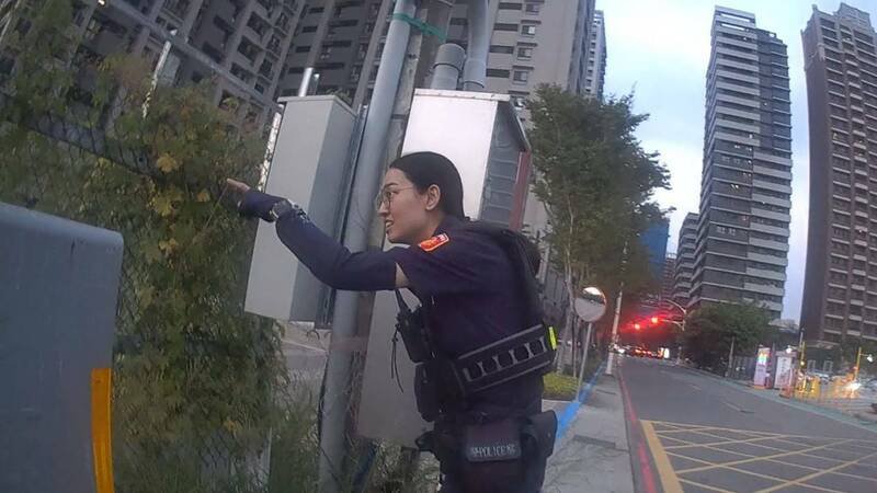 武男拒检狂奔1公里躲工地草丛，警网团团包围心战喊话，武男自知逃不了乖乖就范，并在员警协助下爬出围篱。（记者郑淑婷翻摄）