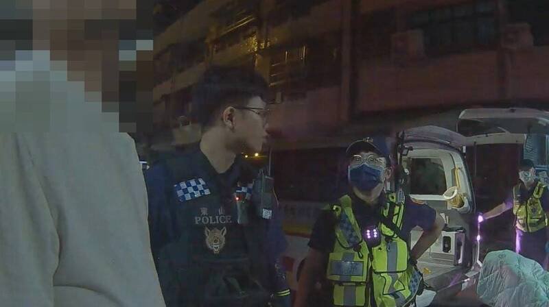 男子接受建议由员警陪同就医。(民众提供) 男子接受建议由员警陪同就医。(民众提供)