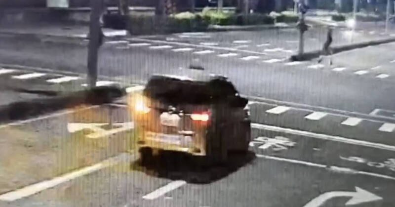 高雄女子深夜过马路疑闯红灯,惨遭计程车撞飞不治。(民众提供) 高雄女子深夜过马路疑闯红灯,惨遭计程车撞飞不治。(民众提供)