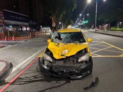 高雄女凌晨过马路疑闯红灯 惨遭计程车撞飞不治
