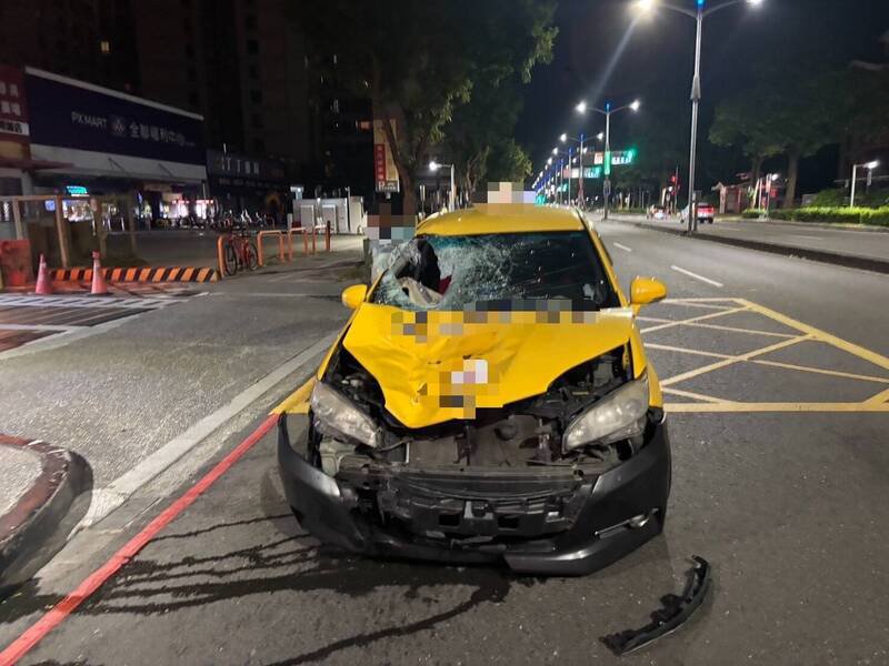 高雄女子深夜过马路疑闯红灯,惨遭计程车撞飞不治,计程车车程严重损坏。(民众提供) 高雄女子深夜过马路疑闯红灯,惨遭计程车撞飞不治,计程车车程严重损坏。(民众提供)