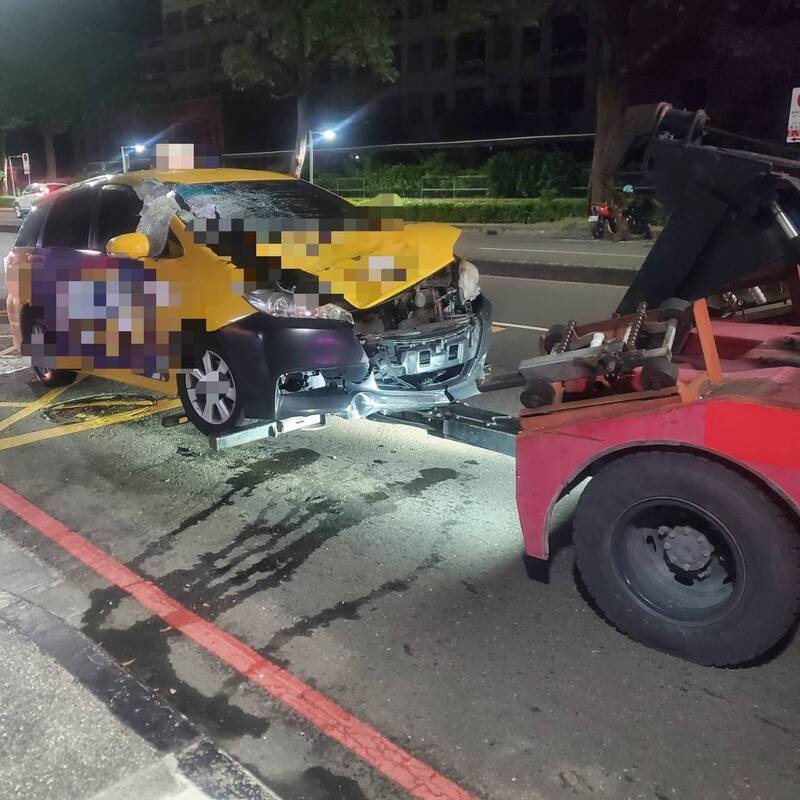 高雄女子深夜过马路疑闯红灯,惨遭计程车撞飞不治。(民众提供) 高雄女子深夜过马路疑闯红灯,惨遭计程车撞飞不治。(民众提供)