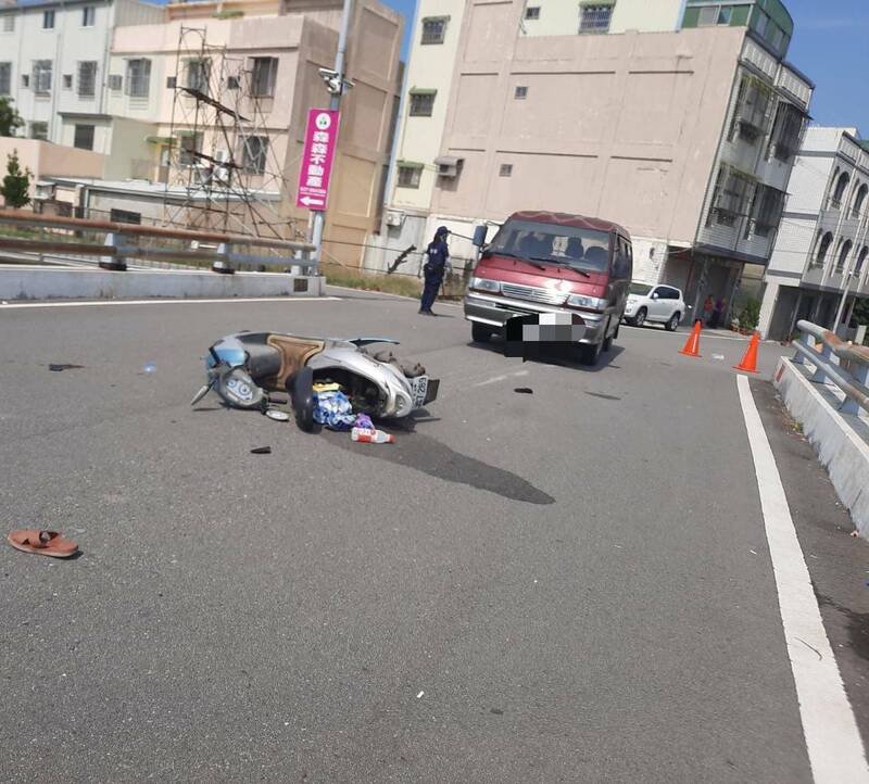 7旬翁开厢型车与8旬机车骑士撞上,8旬翁送医不治。(民众提供) 7旬翁开厢型车与8旬机车骑士撞上,8旬翁送医不治。(民众提供)
